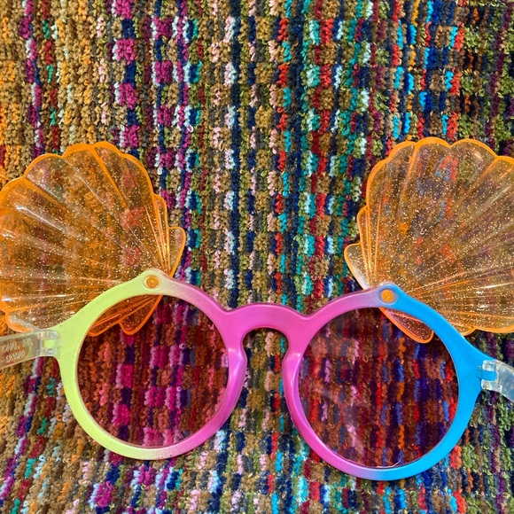 π NWT Rainbow Clam Shell Cover Sun Glasses π - Picture 2 of 5